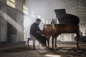 24861723-jordi-forni-s-photo-piano-1-300x200.jpeg